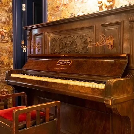 Castle Boutique Hotel *